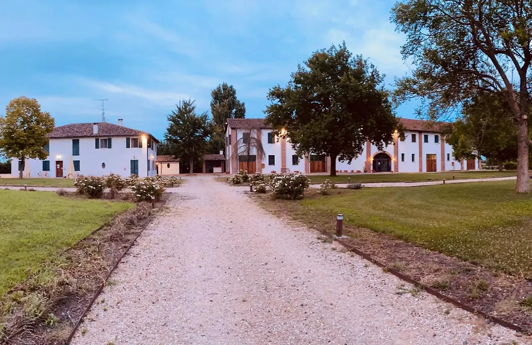 Agriturismo con piscina immerso nella natura La Bisa-1