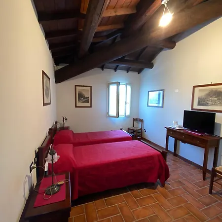 Agriturismo con piscina immerso nella natura La Bisa-2